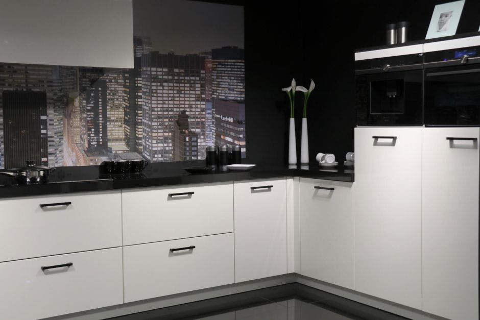 Uitleg Maak plaats wiel Moderne keuken showroom model AANBIEDING | Budgetplan