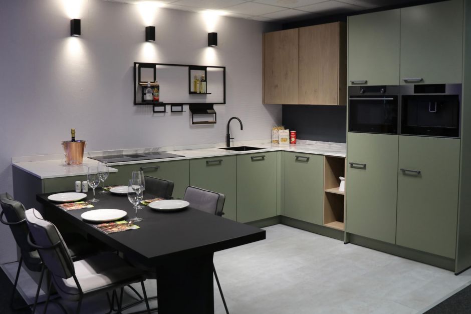 Moderne keuken in hoekopstelling groen