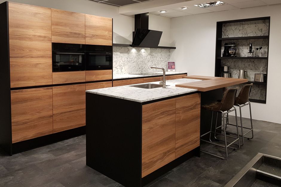 Moderne Keuken Met Eiland En Inbouwapparatuur Budgetplan