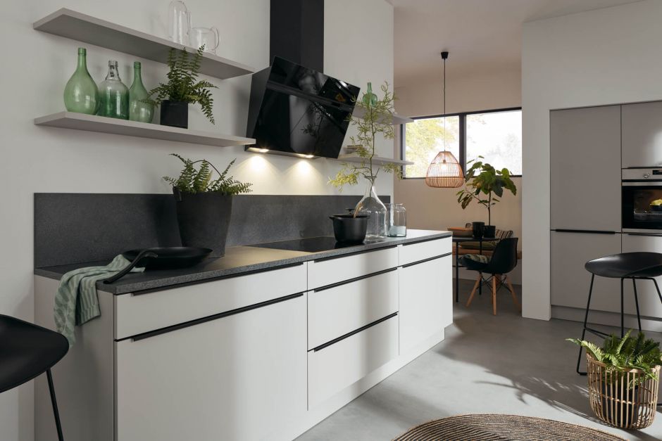 Moderne rechte keuken met kastenwand in platina grijs