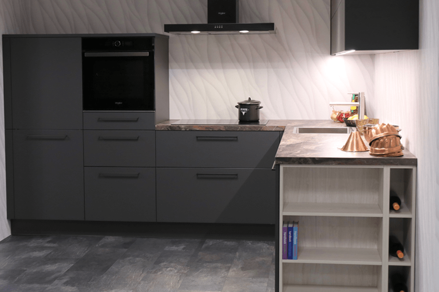 Industrieel moderne hoekkeuken met Whirlpool apparatuur