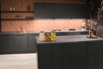 SHOWROOMKEUKEN Industrieel moderne eilandkeuken met metalen grepen