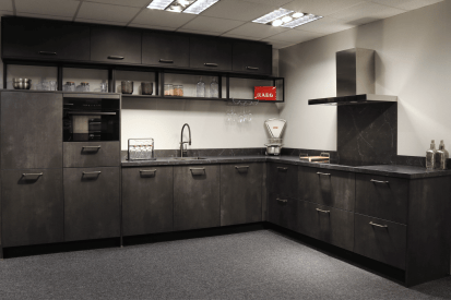 SHOWROOMKEUKEN DKG industrieel moderne hoekkeuken met zwart metalen grepen