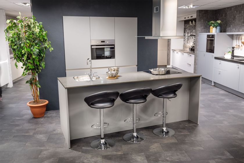 MODERNE GREEPLOZE KOOKEILAND MET INBOUW APPARATUUR