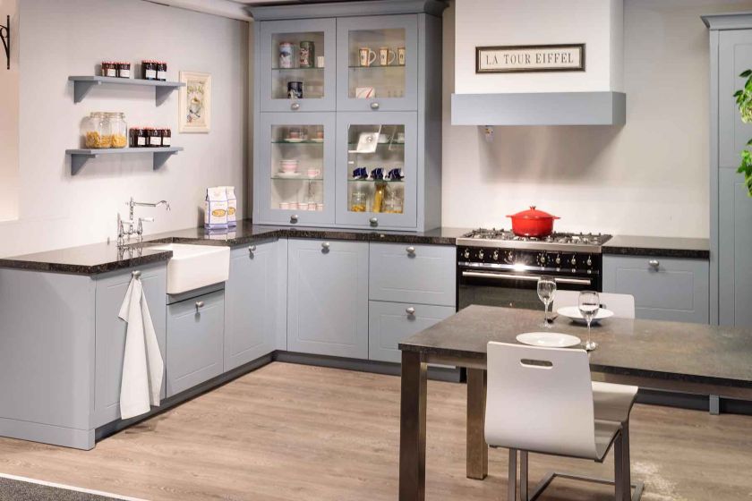 Landelijke keuken met klassieke details en inbouwapparatuur