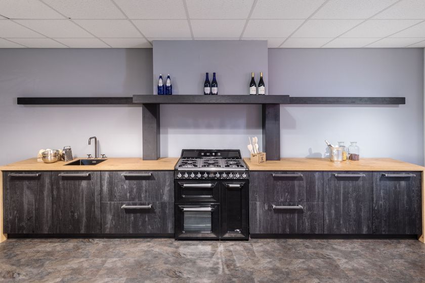 ZWART EIKEN GELAKTE INDUSTRIËLE KEUKEN (SHOWROOMKEUKEN AANBIEDING)