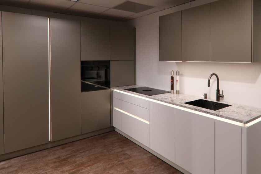 Nolte Pearl Wit Taupe moderne hoekkeuken met Siemens, Quooker en Bora
