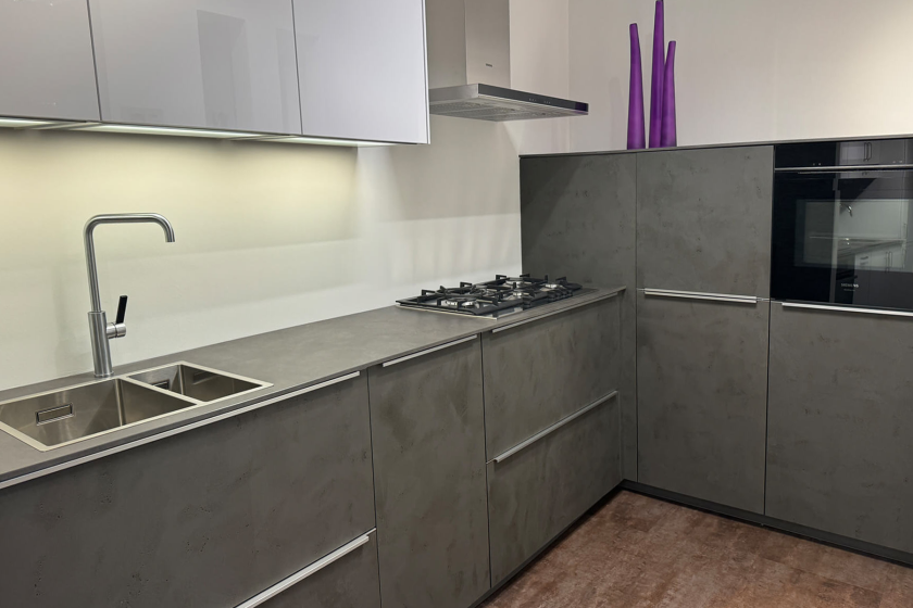 SHOWROOMKEUKEN Nolte moderne keuken beton en wit hoogglans