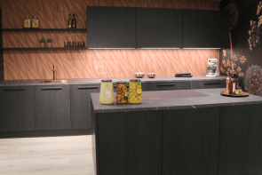 SHOWROOMKEUKEN Industrieel moderne eilandkeuken met metalen grepen