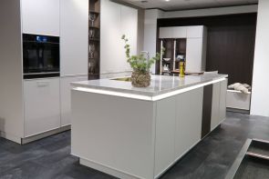 Nolte Evora Lak Greige Noce Maronne moderne eilandkeuken met Bora en Gaggenau