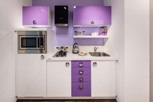 Moderne keuken compact kleurrijk met inbouwapparatuur