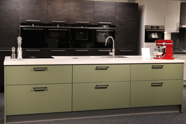 Moderne keuken rechte opstelling groen met inbouwapparatuur