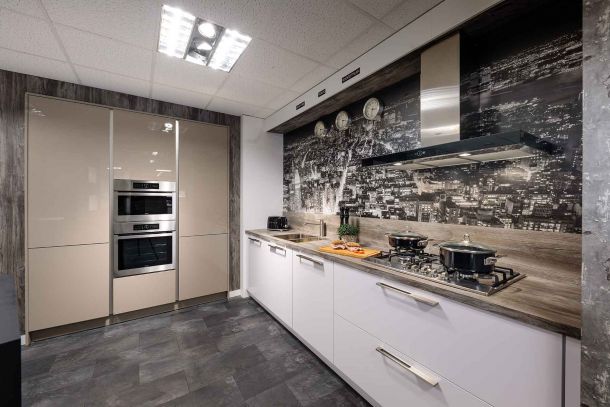Moderne keuken met kastenwand en inbouwapparatuur
