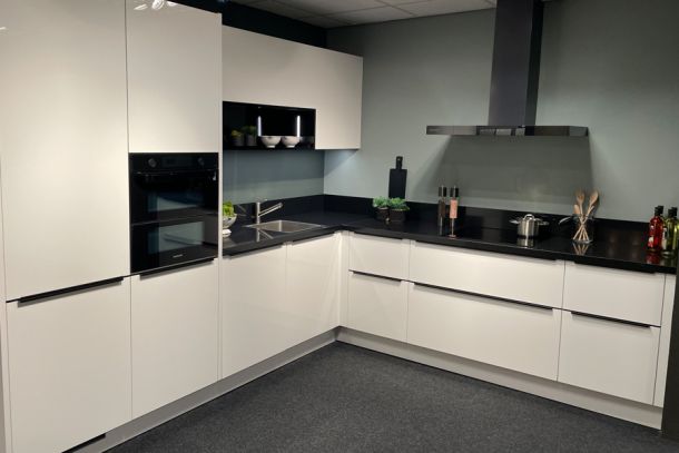 Moderne keuken in hoekopstelling wit hoogglans