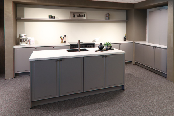 Cityline Cordoba Fossielgrijs moderne eilandkeuken met Liebherr, Steel en AEG 