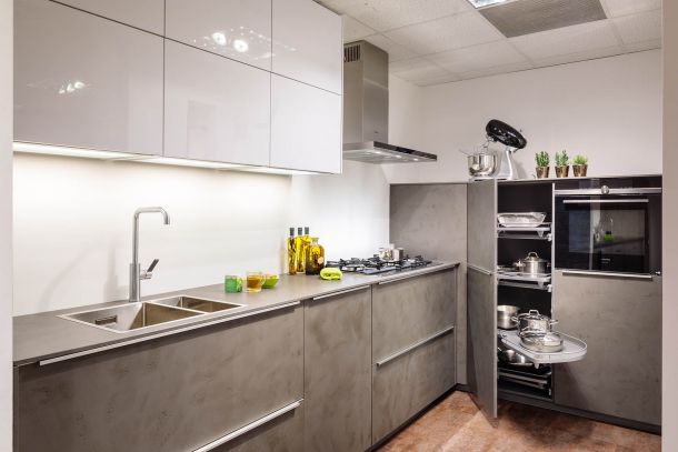 Moderne keuken beton en wit hoogglans Nolte