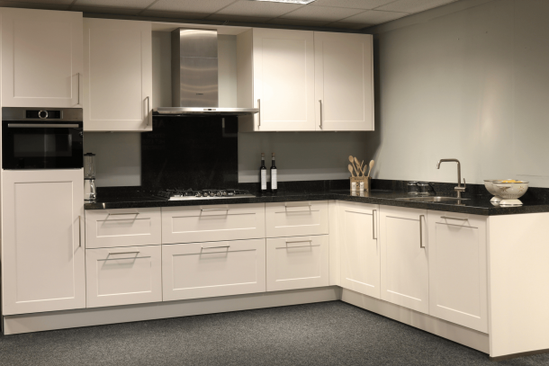 SHOWROOM KEUKEN moderne hoekkeuken met granieten werkblad en inbouwapparatuur