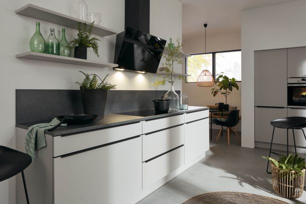 Moderne rechte keuken met kastenwand in platina grijs