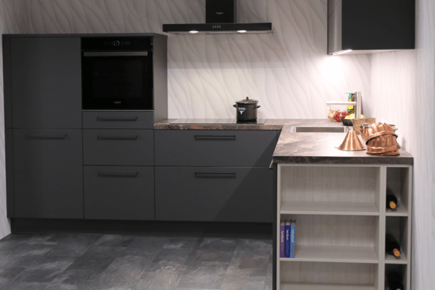 Industrieel moderne hoekkeuken met Whirlpool apparatuur