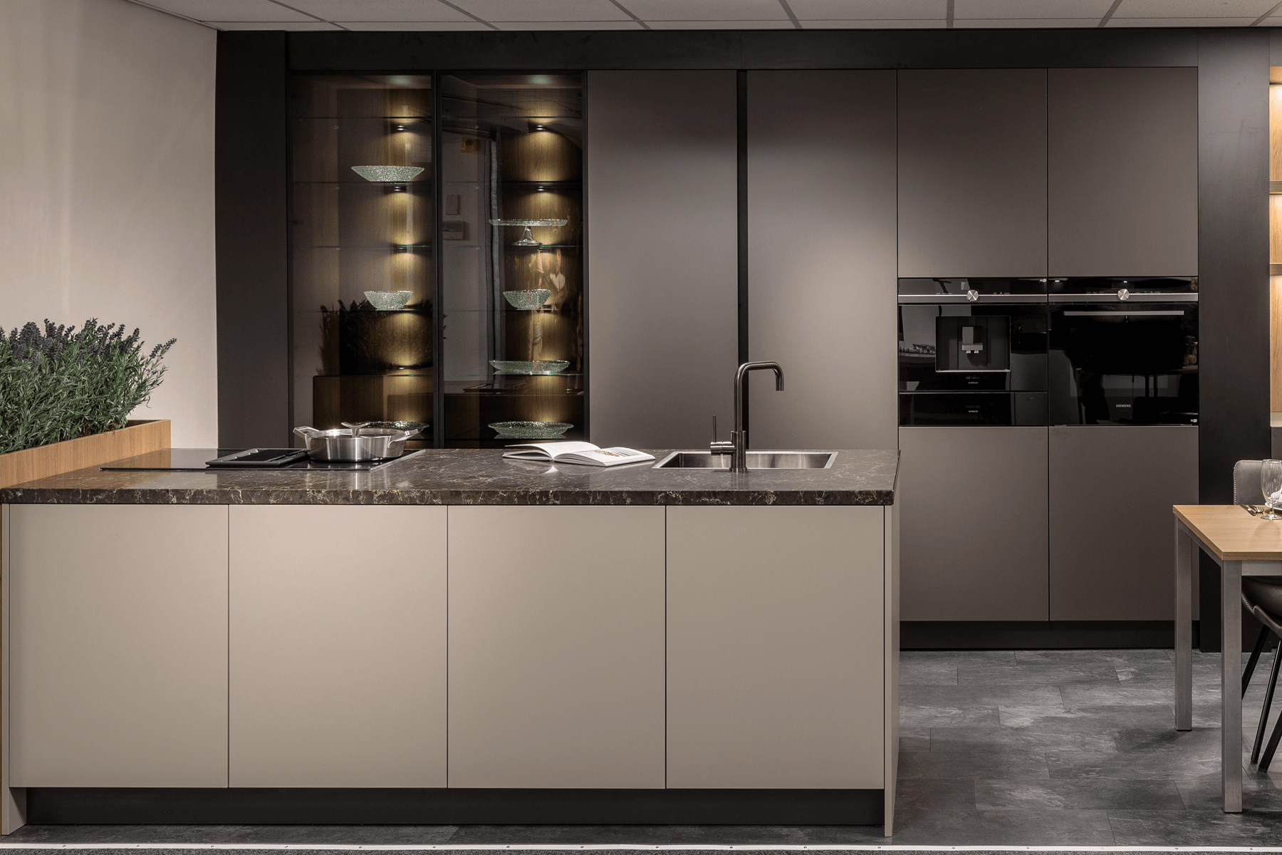 Moderne keuken met vitrinekasten | Budgetplan